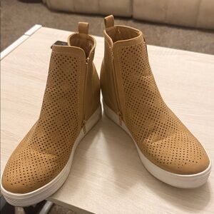 Yoki Camel Perforated High-Top Sneakers